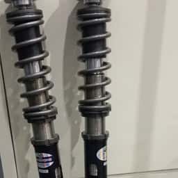 @hpfab_: Pair of custom shockworks coilovers on sd1 rover struts, with 5 stud conversion hubs for t