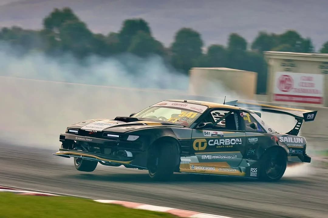 Luke Veersma Drift's 'warm up' laps before qualifying.